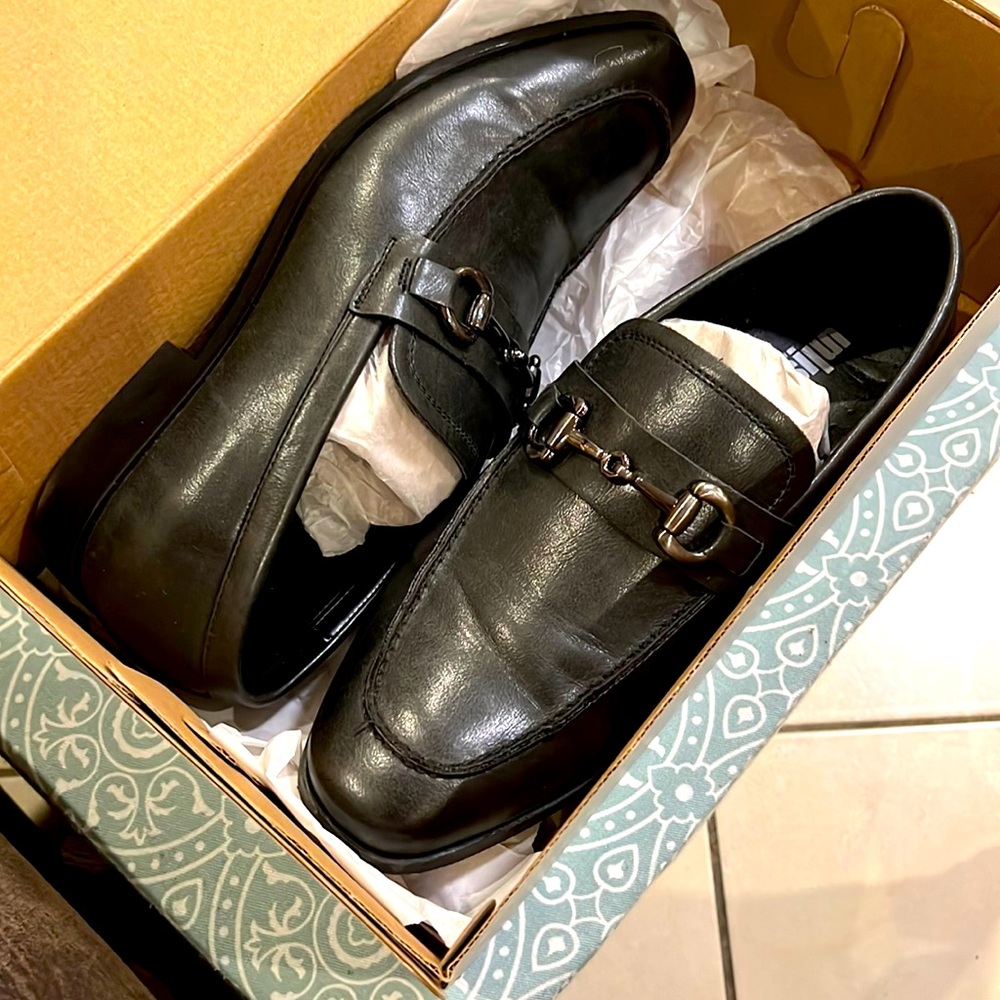 Black dress shoes